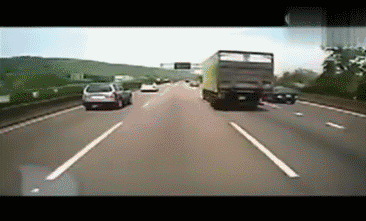 驾车要有预防性远离货车行驶线路,避免与货车直接接触,防止货车因失控