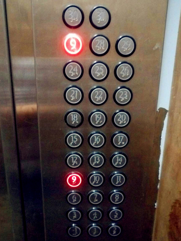 小区电梯闹乌龙 同一电控板标有两个9层