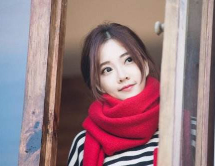 冯提莫和张韶涵合唱,但是冯提莫脚下的鞋子却