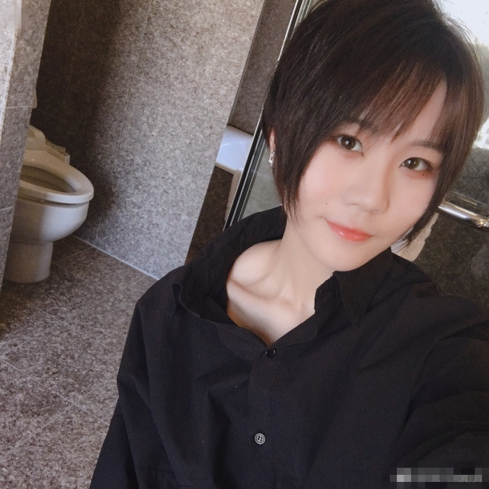 窦唯15岁女儿初长成 晒美照秀性感锁骨颜值爆表