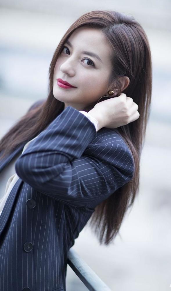 赵薇西装配短裙大秀美腿,瘦了20斤不止