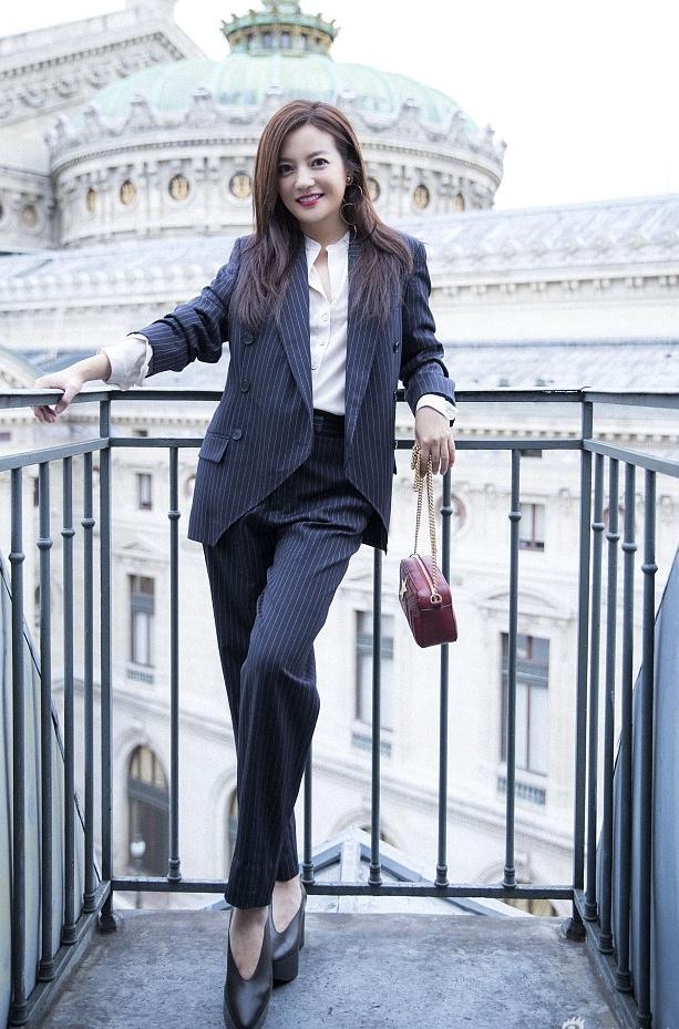 赵薇西装配短裙大秀美腿,瘦了20斤不止