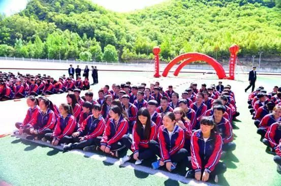 交口:400名学子致敬青春 成人礼吹响奋斗号角