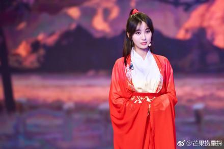 李菲儿《跨界歌王》一身红装亮相舞台 少女风