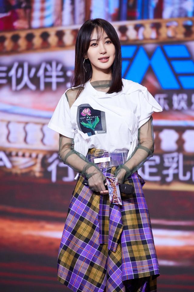 李菲儿《跨界歌王》一身红装亮相舞台 少女风