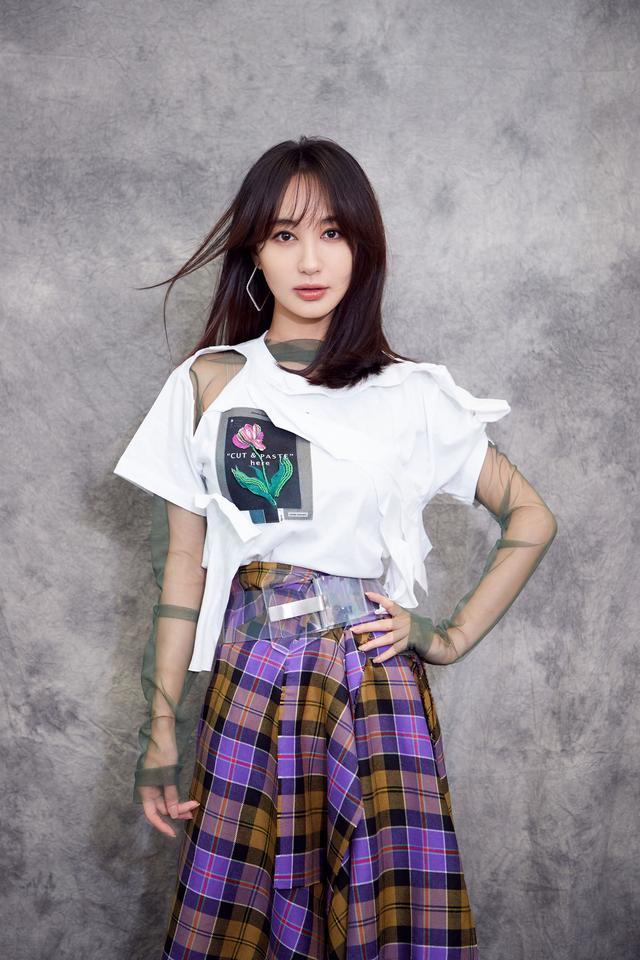 李菲儿《跨界歌王》一身红装亮相舞台 少女风