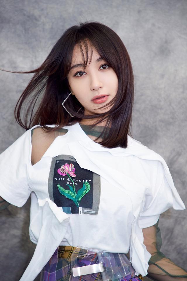 李菲儿《跨界歌王》一身红装亮相舞台 少女风