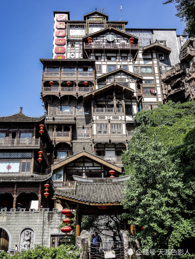 向上看去,可见层层叠叠的建筑,尽显山城特色