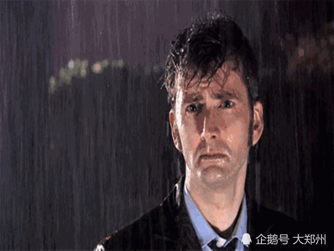 约上三五好友,外出游玩,突然降下雨水,瞬间被雨淋成落汤鸡表情包