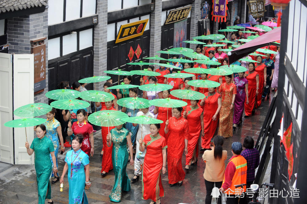 从不同角度看美女旗袍走秀,太漂亮了!