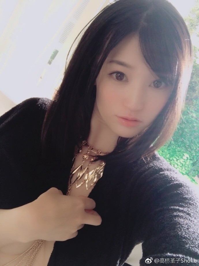 高桥圣子vs三上悠亚,生活中谁更有观众缘,你偏爱谁?