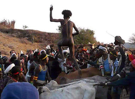 世界最变态的成人礼,男孩必须割包皮