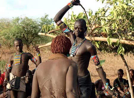 世界最变态的成人礼，男孩必须割包皮_腾讯网触屏版