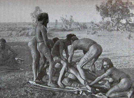 世界最变态的成人礼,男孩必须割包皮