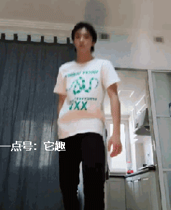 搞笑gif:真是猴精下凡了,妹子表情太到位了!