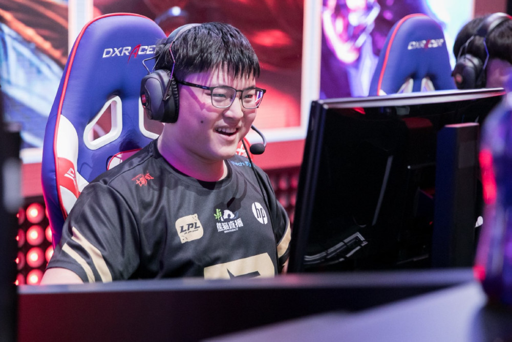 Uzi直播一小时观众破700万 弹幕炸裂登微博热