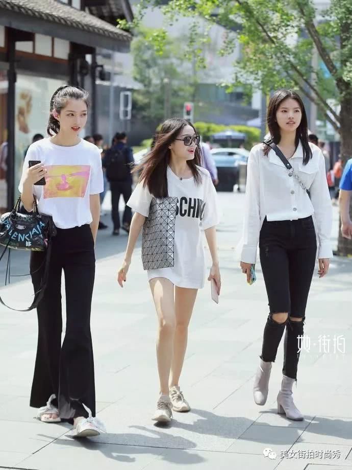 街拍美女:在济南,成熟少妇韵味十足,相比图1,图3更让人心动