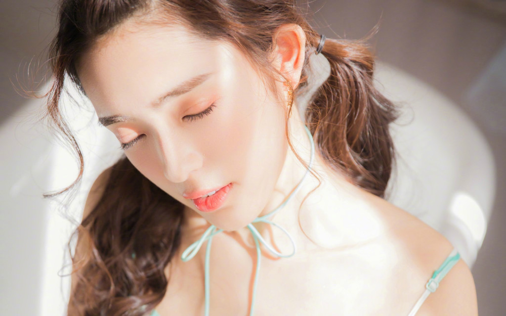 腰细脸上有肉的3大星座女,显小超可爱,男生非常喜欢的
