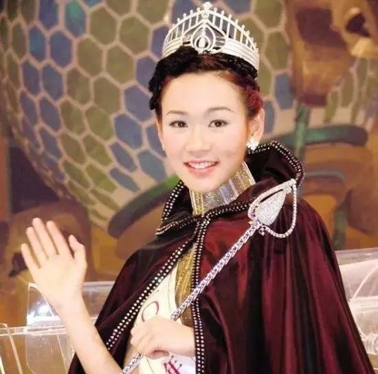 未婚生女沦为卖酒妹不气馁，39岁港姐拍性感写真积极做慈善