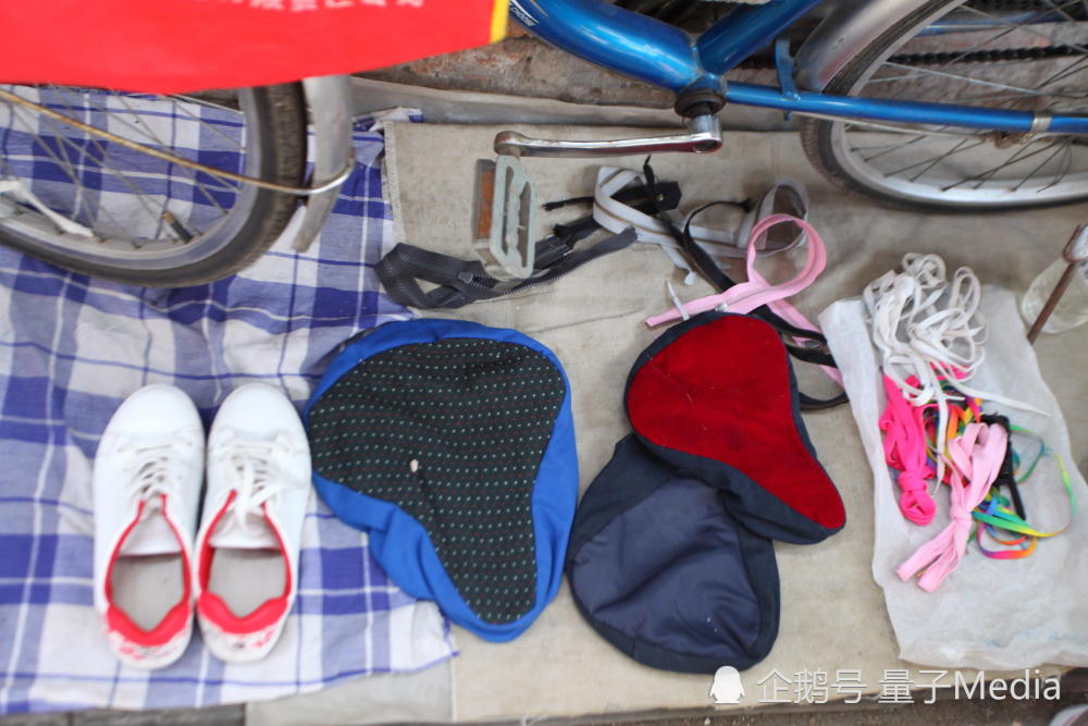 大妈赶集贩卖旧衣物 五元一件没人敢买