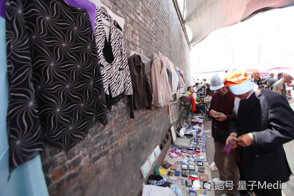 大妈赶集贩卖旧衣物 五元一件没人敢买