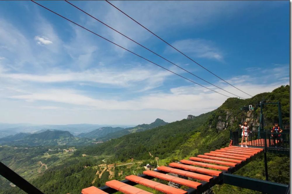 高空漫步,感受一下没有护栏的高空行走