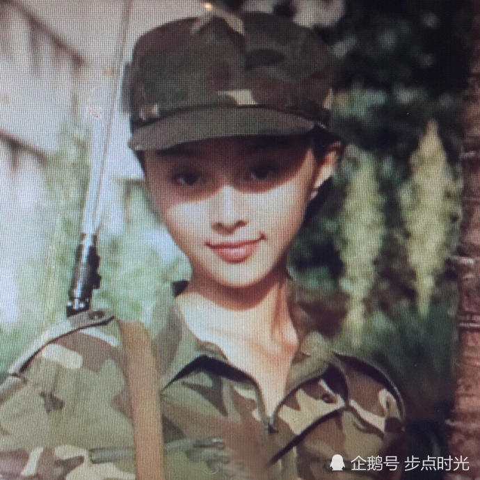 范冰冰穿迷彩服拍戏 对比20年前老照片无变化