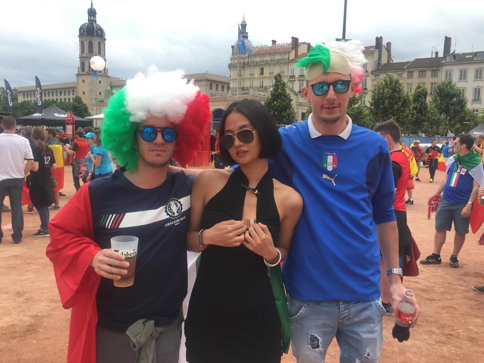 风靡法国!意大利女神球场被索签名