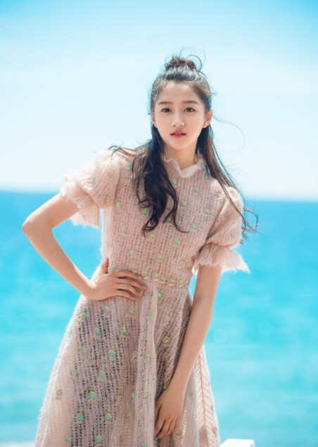 关晓彤 时尚大片,化身高冷女神,高挑身材媲美超模