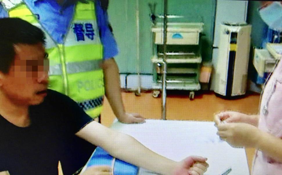 深圳男子被抓淡定称脚骨折至今未愈,交警一查