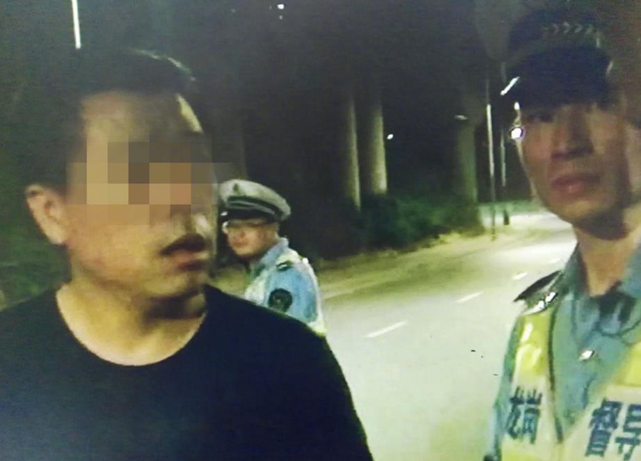 深圳男子被抓淡定称脚骨折至今未愈,交警一查