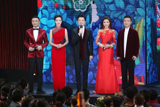 这位春晚女主持人日本留学时刷过马桶,进央视