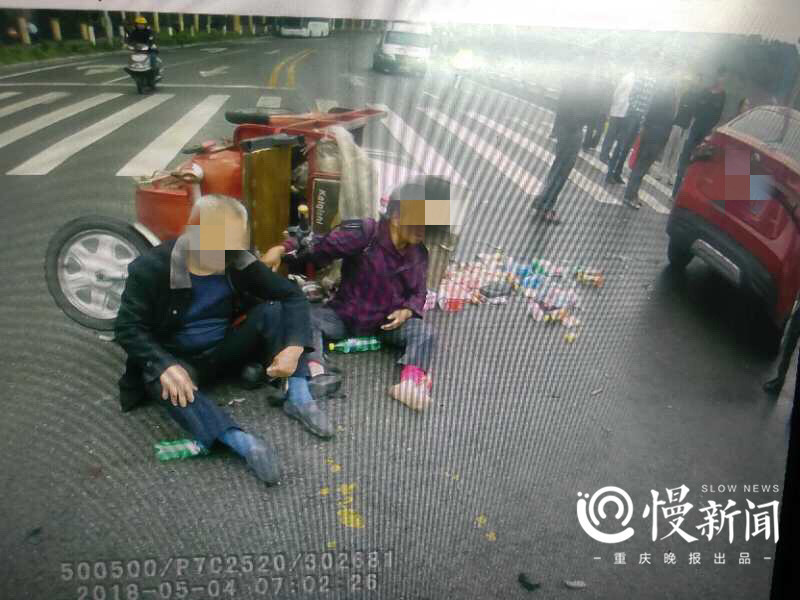 重庆一大爷开三轮逆行闯红灯 反抱怨对方不让