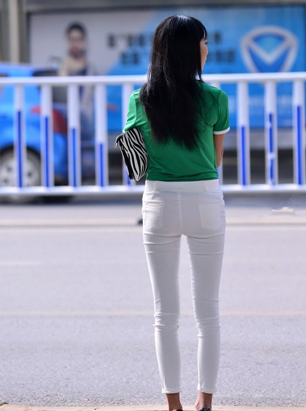 绿色上衣搭配白色紧身裤,竟然和出租车撞衫了,尴尬不