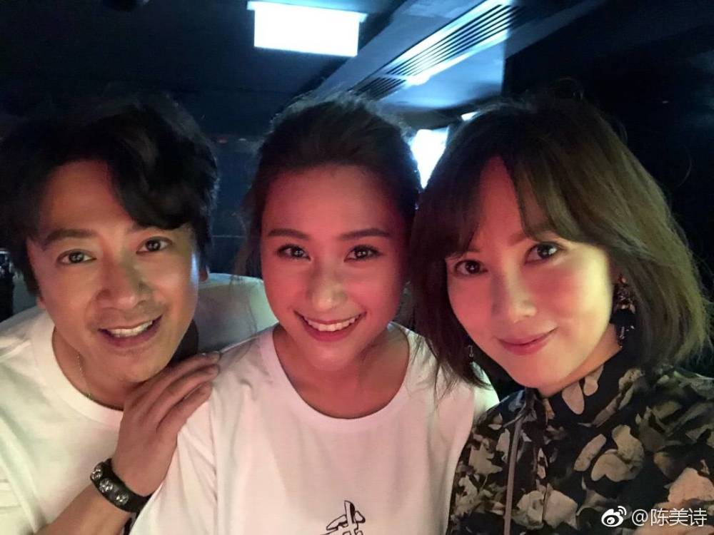 何超莲生日绯闻男友到场,前男友却发文暗示孤