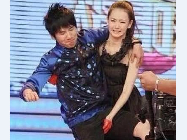 公主抱,男星都不容易张柏芝抱何炅,戚薇抱大张伟,张馨予抱乔任梁