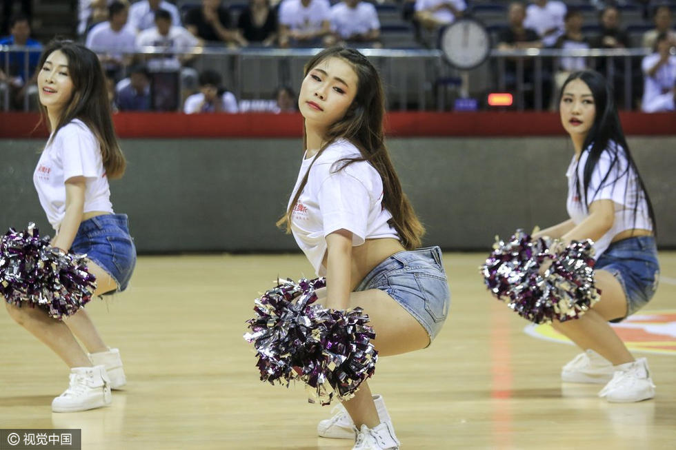 篮球宝贝超短裤性感热舞 高难倒立吸睛