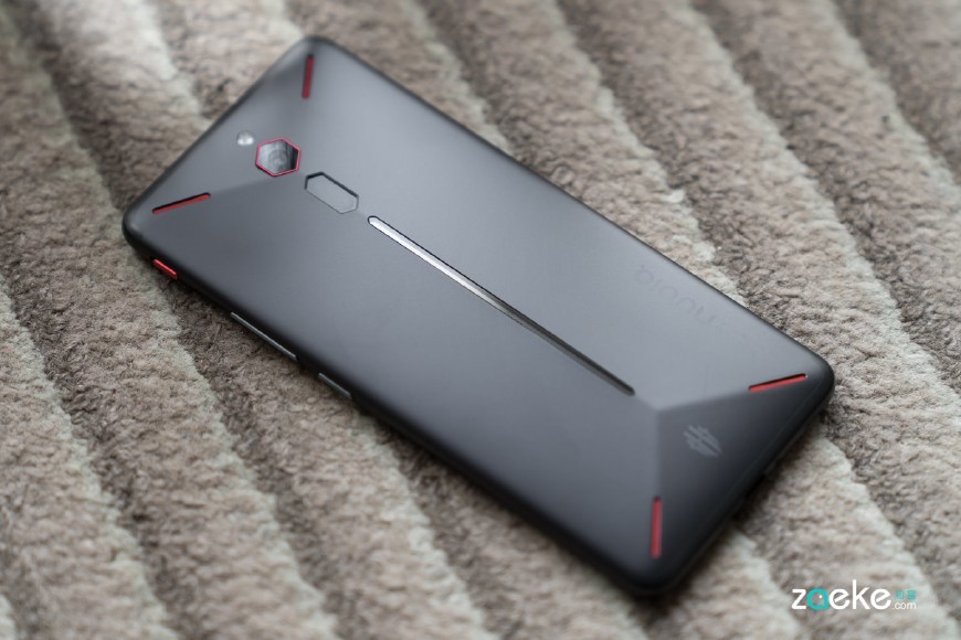 努比亚红魔电竞游戏手机:颜值高 为游戏而生