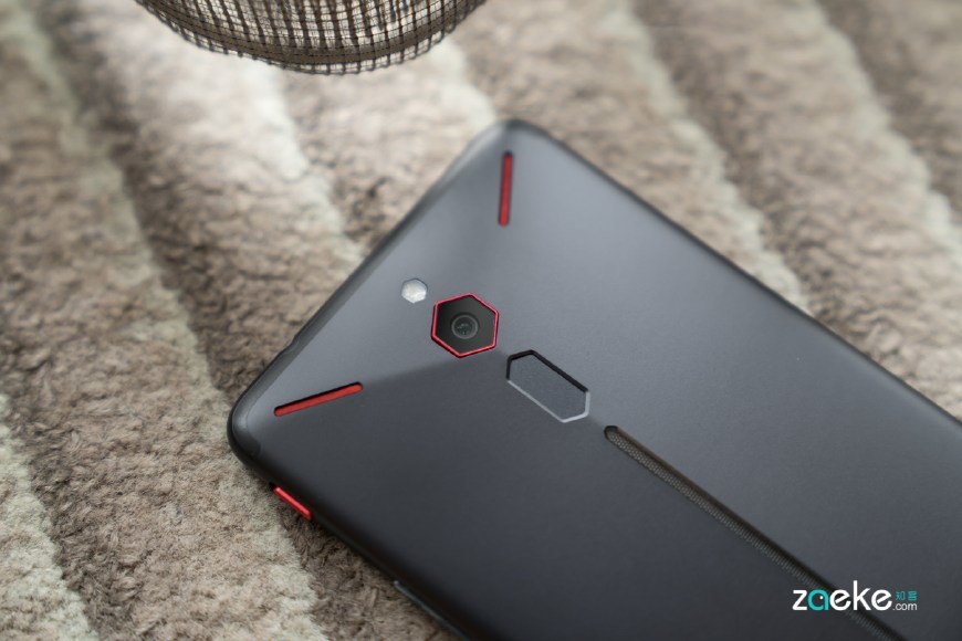 努比亚红魔电竞游戏手机:颜值高 为游戏而生