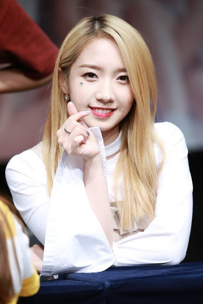 一组孟美岐的个人照片,怎么看都是可爱的小姐姐