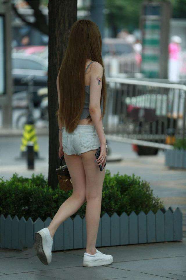 街拍美女:在烟台,很喜欢小姐姐的这身搭配,仙女气质显露无疑