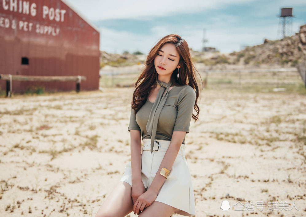 美女穿高跟鞋在土路上,鞋跟都被埋在地下了