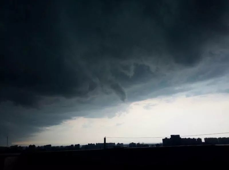 起初   乌云密布   狂风呼啸   大雨倾盆