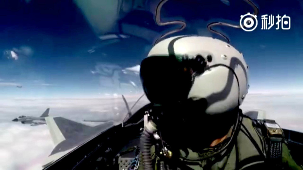 歼-20终于用上全新头盔显示器 座舱航电最后一