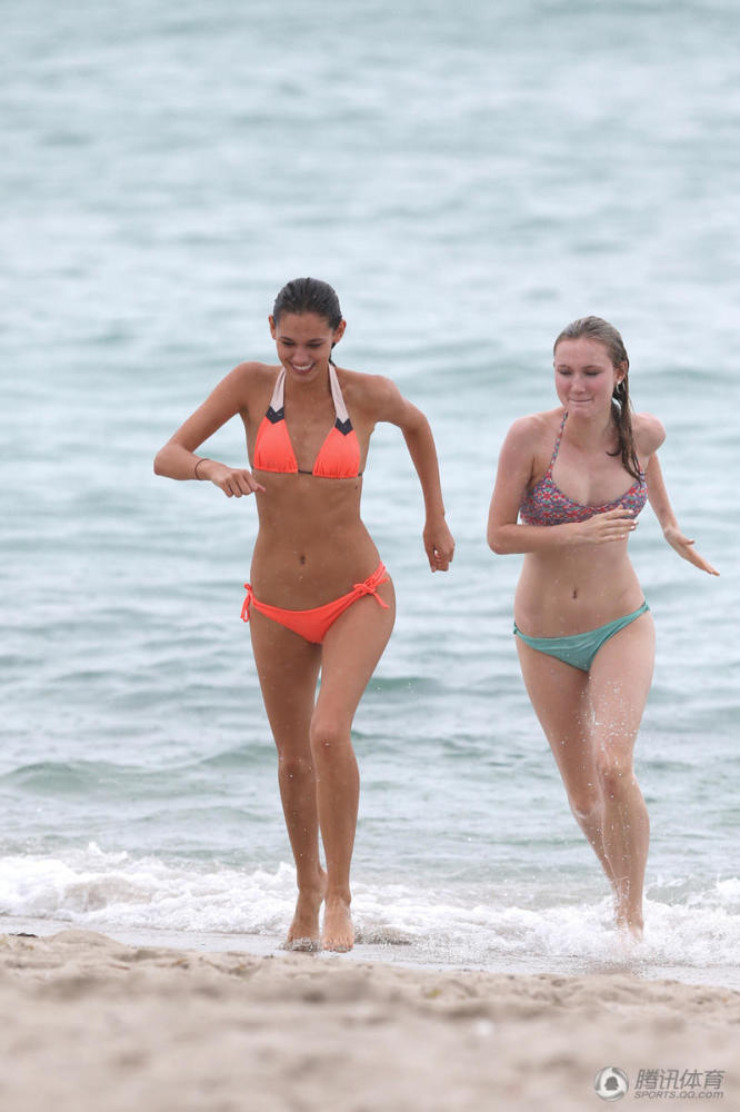 美女主播比基尼秀 豪放湿身诱惑