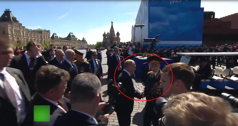 俄军老兵被安保粗暴推搡,普京急忙推开保镖上