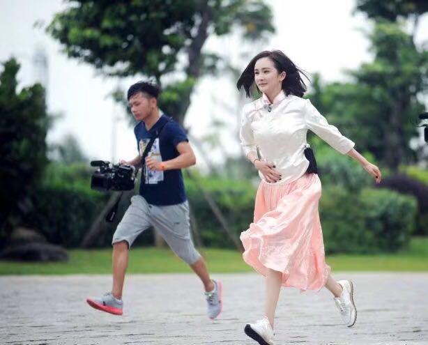 杨幂录新一期《奔跑吧》,全程低调且捂着脸,踢
