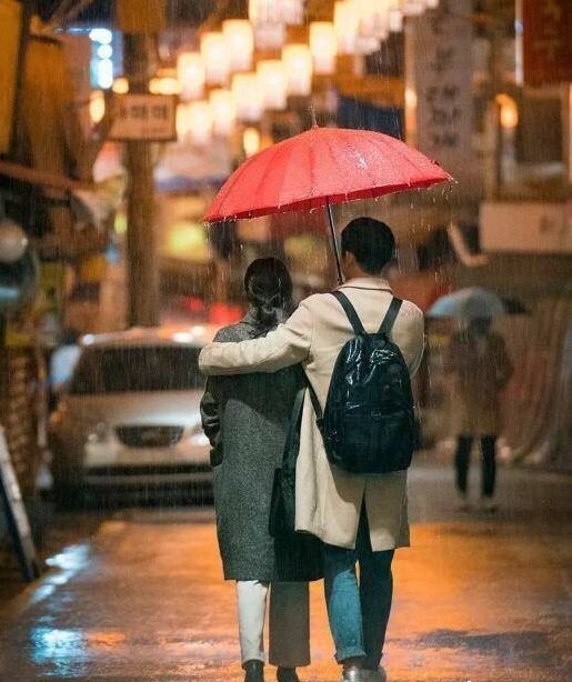 下雨天两个人打一把伞