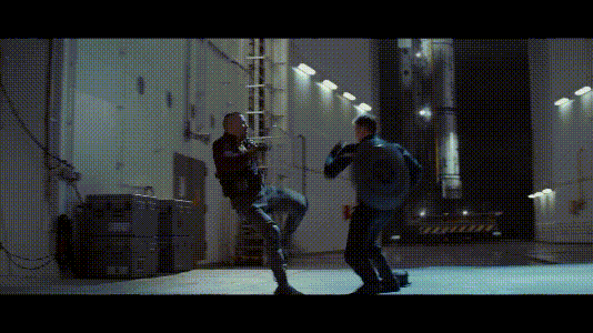 以往拍摄他都是直接脱衣服,可美队的身体非常完美,克里斯也因此首次被