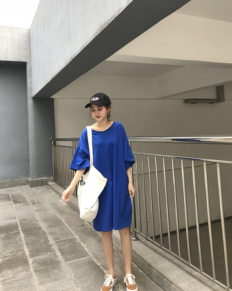 夏季穿这几种长款T恤裙 轻松休闲无束缚